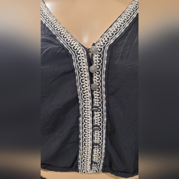 American Eagle set / black , crop and Shorts, embroidered , size small. - Picture 4 of 8